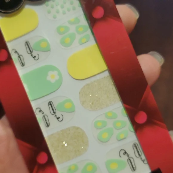 Lot of 4, nail strips - Picture 5 of 6